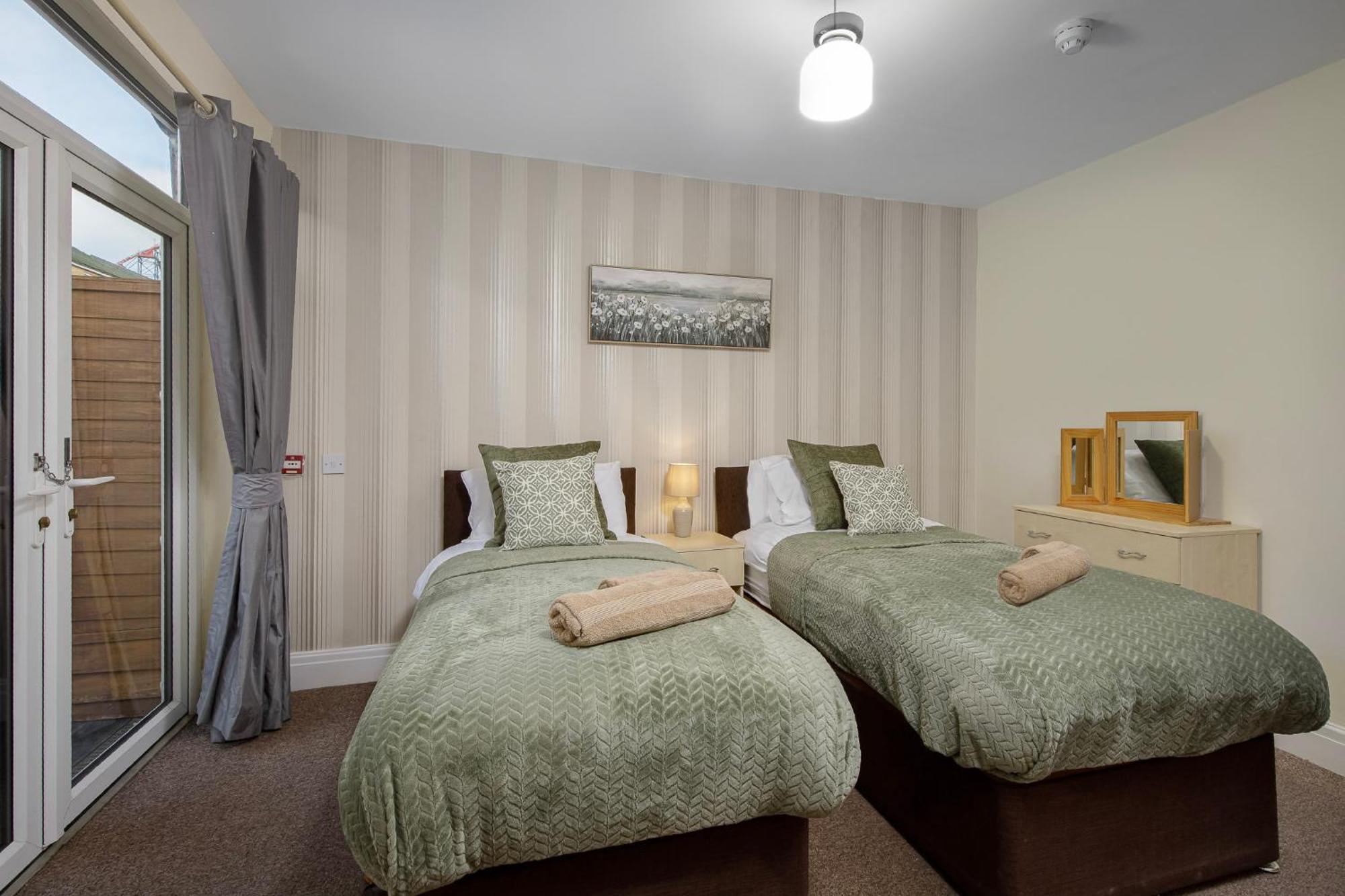 Arnside - Spacious 10-Bedroom Seaside Cottage Блекпул Екстериор снимка