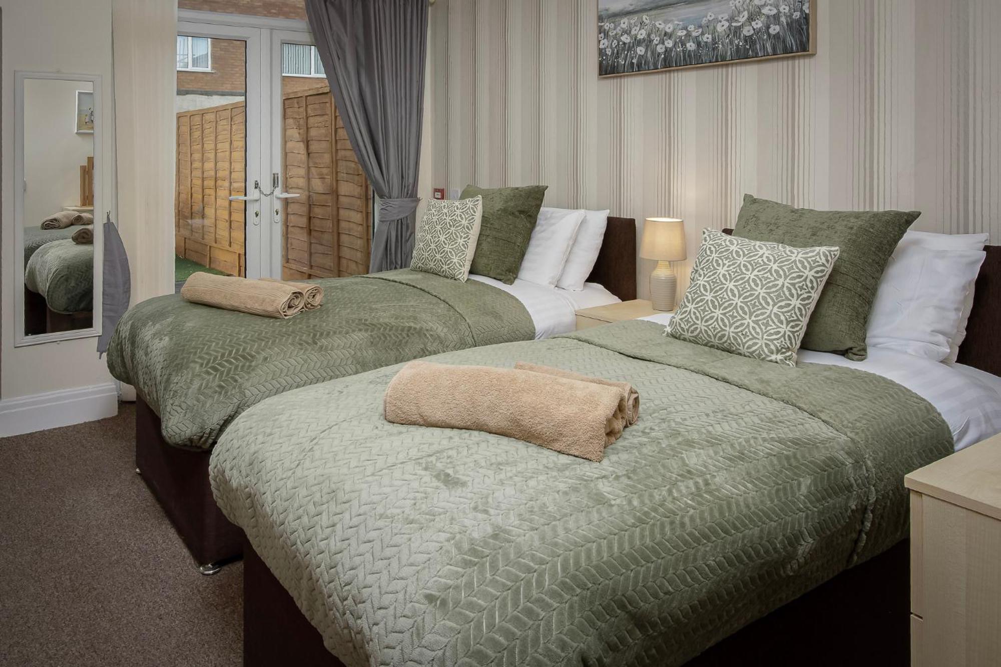Arnside - Spacious 10-Bedroom Seaside Cottage Блекпул Екстериор снимка