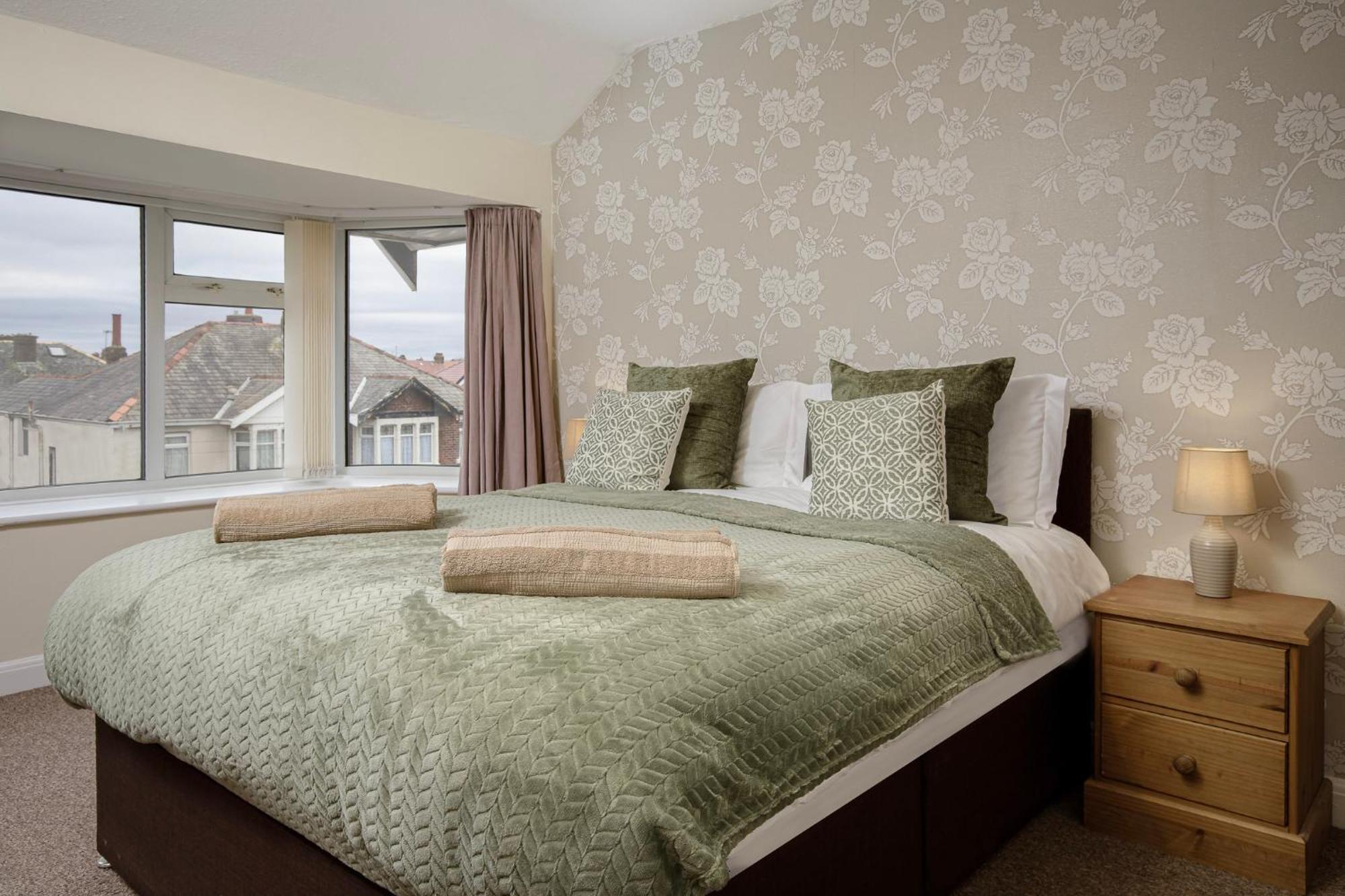 Arnside - Spacious 10-Bedroom Seaside Cottage Блекпул Екстериор снимка